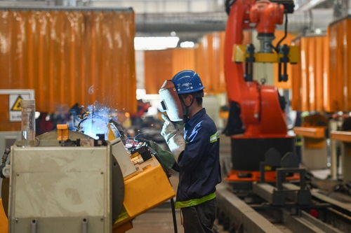 三季度經濟平穩開局 7月工業生產或小幅放緩，消費與出口穩步支撐
